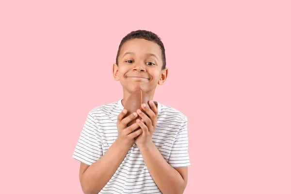 Χαριτωμένο Αφρο Αμερικανικό Αγόρι Γλυκό Αυγό Σοκολάτας Στο Φόντο Χρώμα — Φωτογραφία Αρχείου