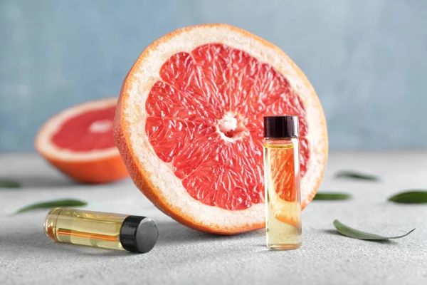 Flessen Etherische Olie Van Grapefruit Tafel — Stockfoto