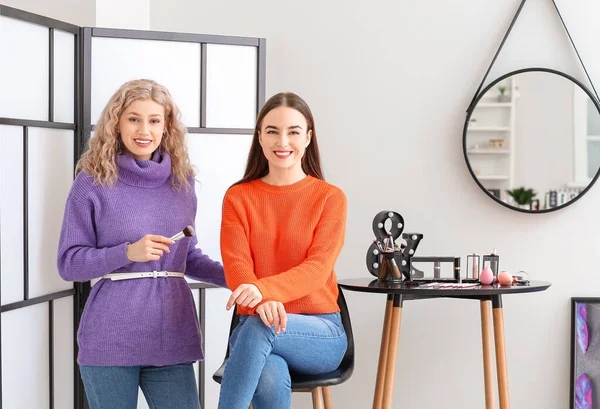 Artista Maquillaje Profesional Trabajando Con Una Mujer Joven Salón — Foto de Stock