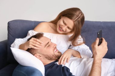 Evdeki mutlu genç çift