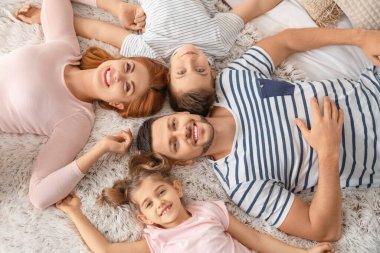 mutlu bir aile evde yatakta yatarken