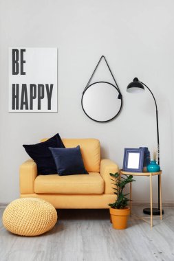 Rahat koltukta oturma odası iç