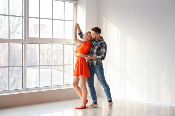 Feliz Pareja Joven Bailando Casa —  Fotos de Stock