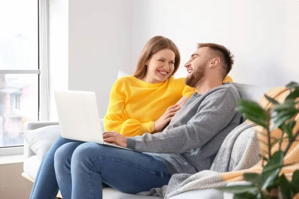 Feliz Pareja Joven Con Portátil Casa — Foto de Stock