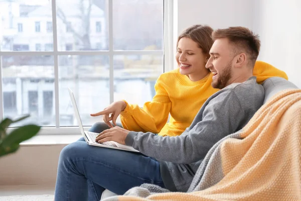 Lyckliga Unga Par Med Laptop Hemma — Stockfoto