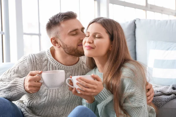 Feliz Joven Pareja Bebiendo Café Casa — Foto de Stock