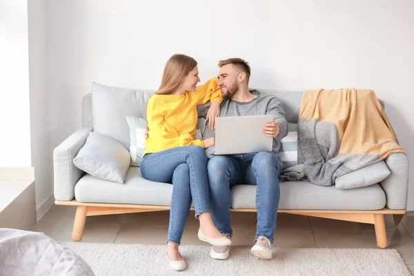 Happy Young Couple Laptop Home — Stock Photo, Image