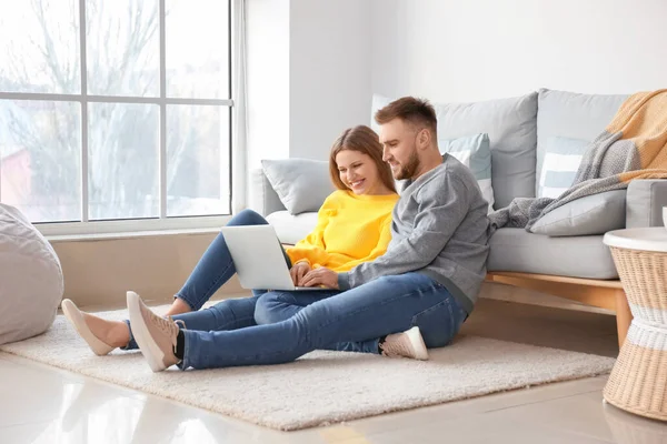 Jovem Casal Feliz Com Laptop Casa — Fotografia de Stock