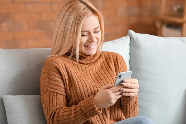 Hermosa Mujer Joven Con Teléfono Móvil Casa — Foto de Stock