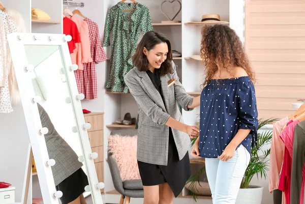 Mujer Vendedor Ayudando Mujer Tienda Ropa Moderna —  Fotos de Stock