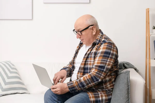 Portret Van Een Oudere Man Met Laptop Thuis — Stockfoto