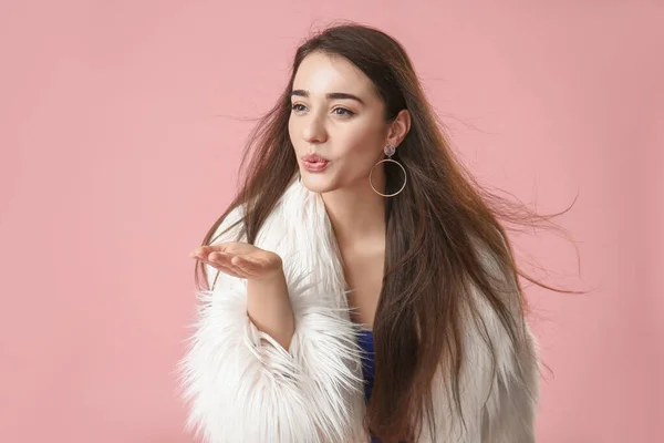 Elegante Jovem Mulher Soprando Beijo Fundo Cor — Fotografia de Stock