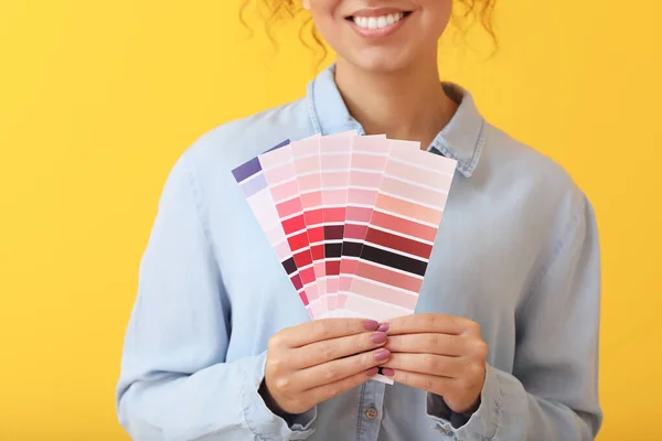 African American Woman Color Palettes Yellow Background — Stock Photo, Image