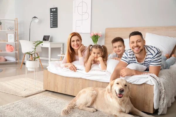 幸せな家族とともに犬でベッドルームに自宅 — ストック写真