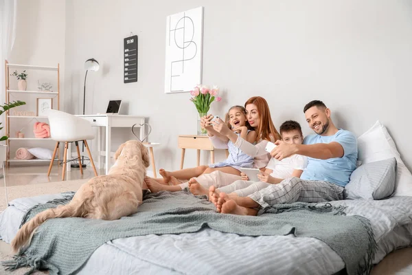 Familia Feliz Tomando Selfie Dormitorio Casa — Foto de Stock