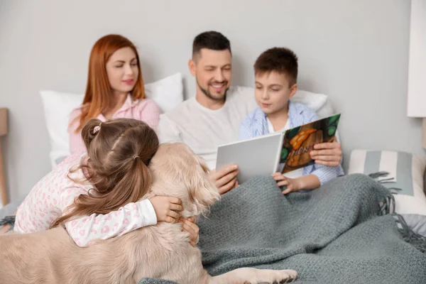 Gelukkig Gezin Met Hond Leesboek Slaapkamer Thuis — Stockfoto