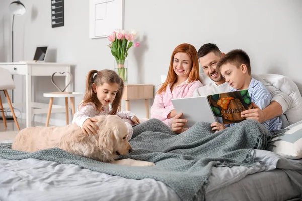 Gelukkig Gezin Met Hond Leesboek Slaapkamer Thuis — Stockfoto