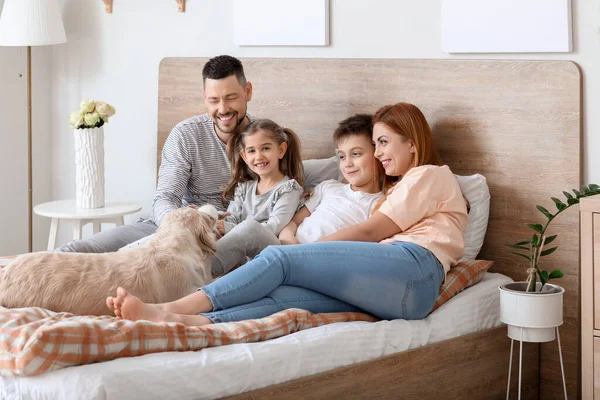 Gelukkig Gezin Met Hond Slaapkamer Thuis — Stockfoto