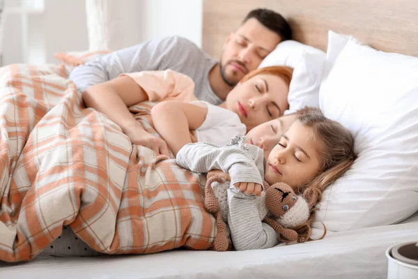 Família Feliz Dormindo Cama Casa — Fotografia de Stock