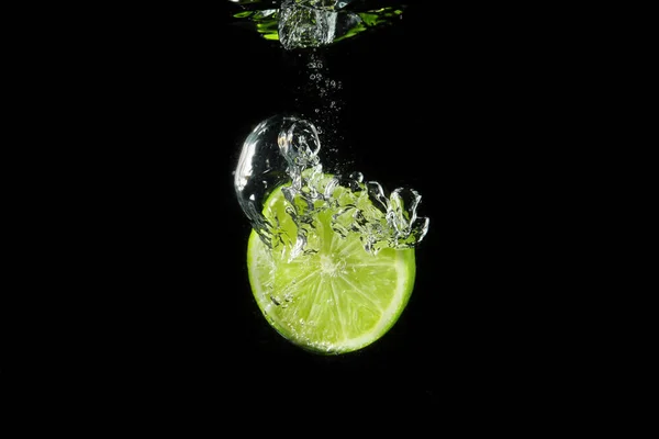 Falling Cut Lime Water Dark Background — Stock Photo, Image