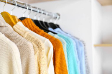 Modern mağazadaki askılarda şık kıyafetler.