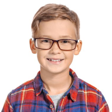 Beyaz arka planda gözlüklü şirin bir çocuk.