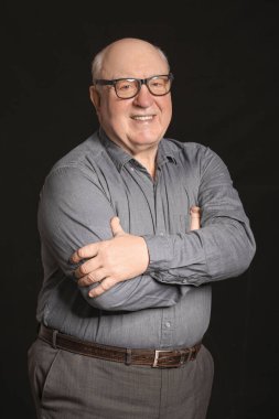 Esmer arka planda yaşlı bir adamın portresi