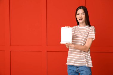 Renkli tablet bilgisayarlı genç kadın