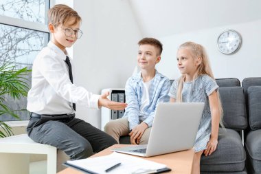 Ofiste müşterilerle çalışan küçük bir emlakçı.