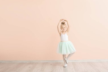 Renk duvarının yakınında küçük şirin balerin