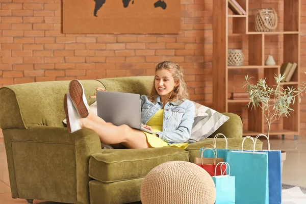 Hermosa Mujer Joven Que Utiliza Ordenador Portátil Para Las Compras — Foto de Stock