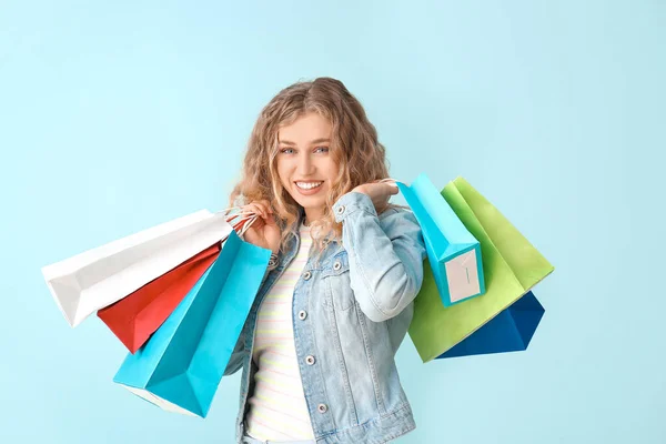 Mooie Jonge Vrouw Met Boodschappentassen Kleur Achtergrond — Stockfoto