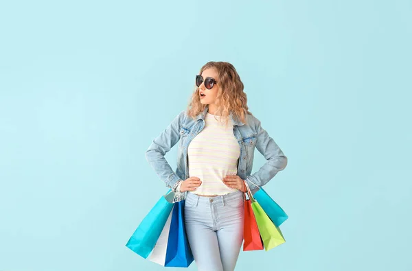 Mooie Jonge Vrouw Met Boodschappentassen Kleur Achtergrond — Stockfoto