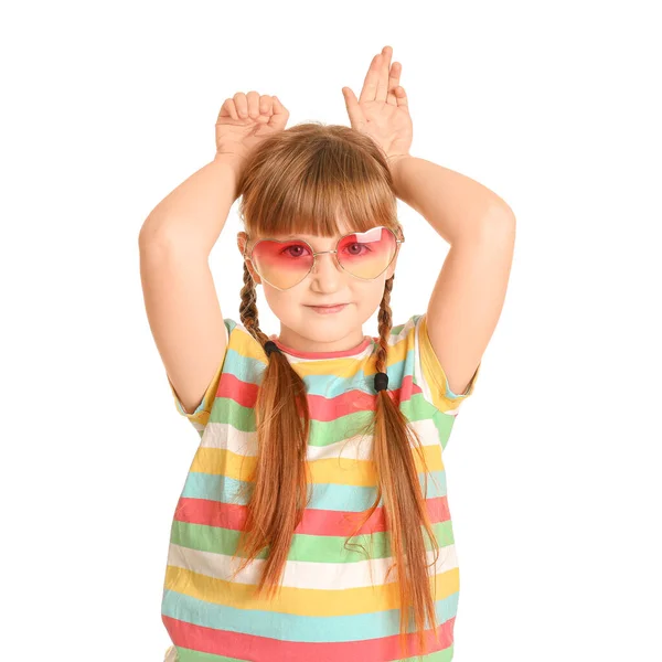 Beyaz Arka Planda Güneş Gözlüklü Komik Küçük Kız — Stok fotoğraf