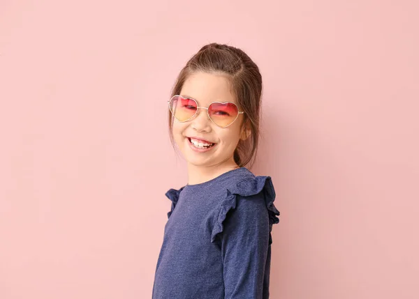 Renkli Güneş Gözlüklü Komik Küçük Kız — Stok fotoğraf