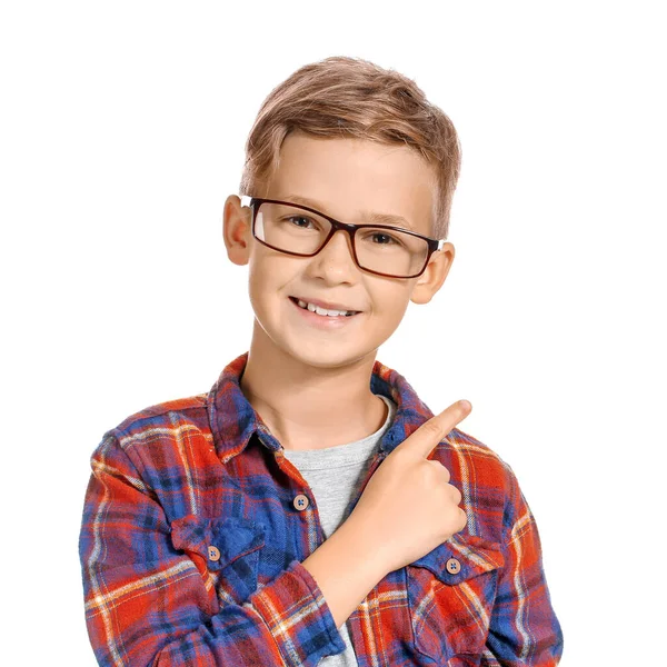 Gözlüklü Şirin Çocuk Beyaz Arka Planda Bir Şey Gösteriyor — Stok fotoğraf