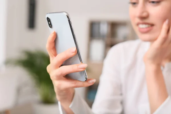 Young Woman Mobile Phone Office — Stock Photo, Image