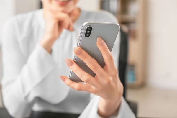 Mladá Žena Mobilním Telefonem Kanceláři Detailní Záběr — Stock fotografie