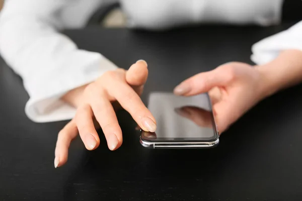 Young Woman Mobile Phone Office Closeup — Stock Photo, Image