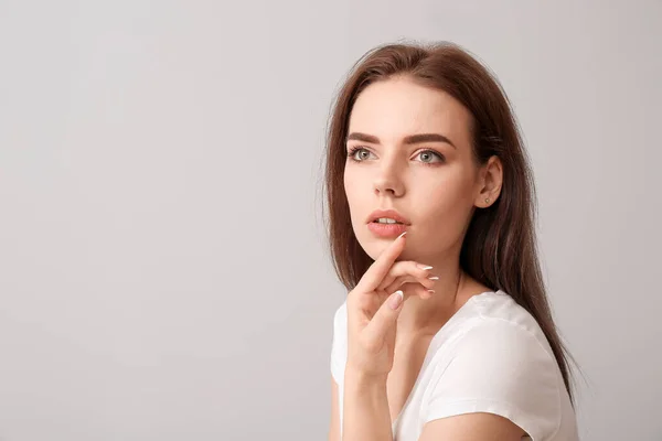 Mujer Joven Con Hermoso Maquillaje Sobre Fondo Claro — Foto de Stock