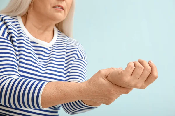 Arka Planda Parkinson Sendromu Olan Yaşlı Bir Kadın — Stok fotoğraf