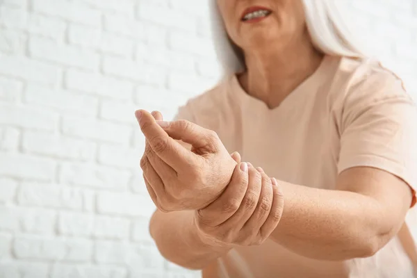 Donna Anziana Affetta Sindrome Parkinson Sfondo Bianco — Foto Stock