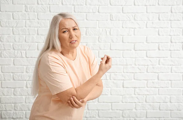 Donna Anziana Affetta Sindrome Parkinson Sfondo Bianco — Foto Stock