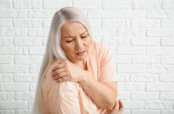 Idős Szenved Parkinson Szindróma Fehér Alapon — Stock Fotó