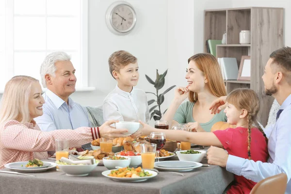 Family Celebrating Thanksgiving Day Home — Stock Photo, Image