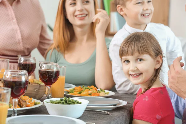 Menina Com Família Celebrando Dia Ação Graças Casa — Fotografia de Stock