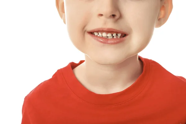 Onnellinen Hymyilevä Pieni Poika Valkoisella Taustalla Lähikuva — kuvapankkivalokuva