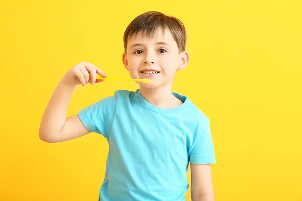 Lindo Niño Con Cepillo Dientes Fondo Color — Foto de Stock