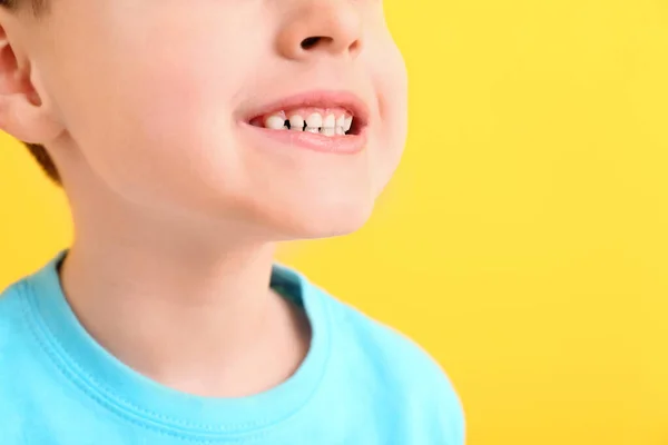 Щасливий Усміхнений Маленький Хлопчик Кольоровому Фоні Крупним Планом — стокове фото