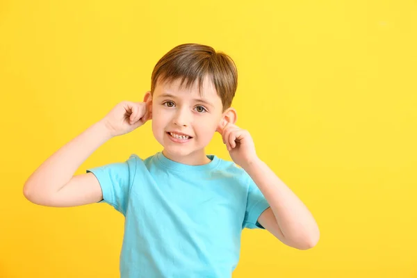 Gracioso Niño Mueca Fondo Color — Foto de Stock